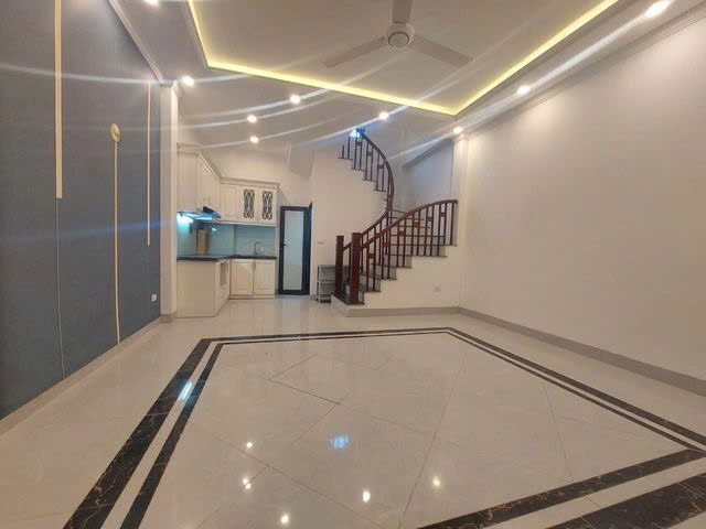 Bát Khối -Long Biên NHÀ MỚI  PHÂN LÔ NGÕ THÔNG, Ô TÔ ĐỖ CỬA  30m2 5 tầng, mặt tiền 5m,4.8 tỷ .