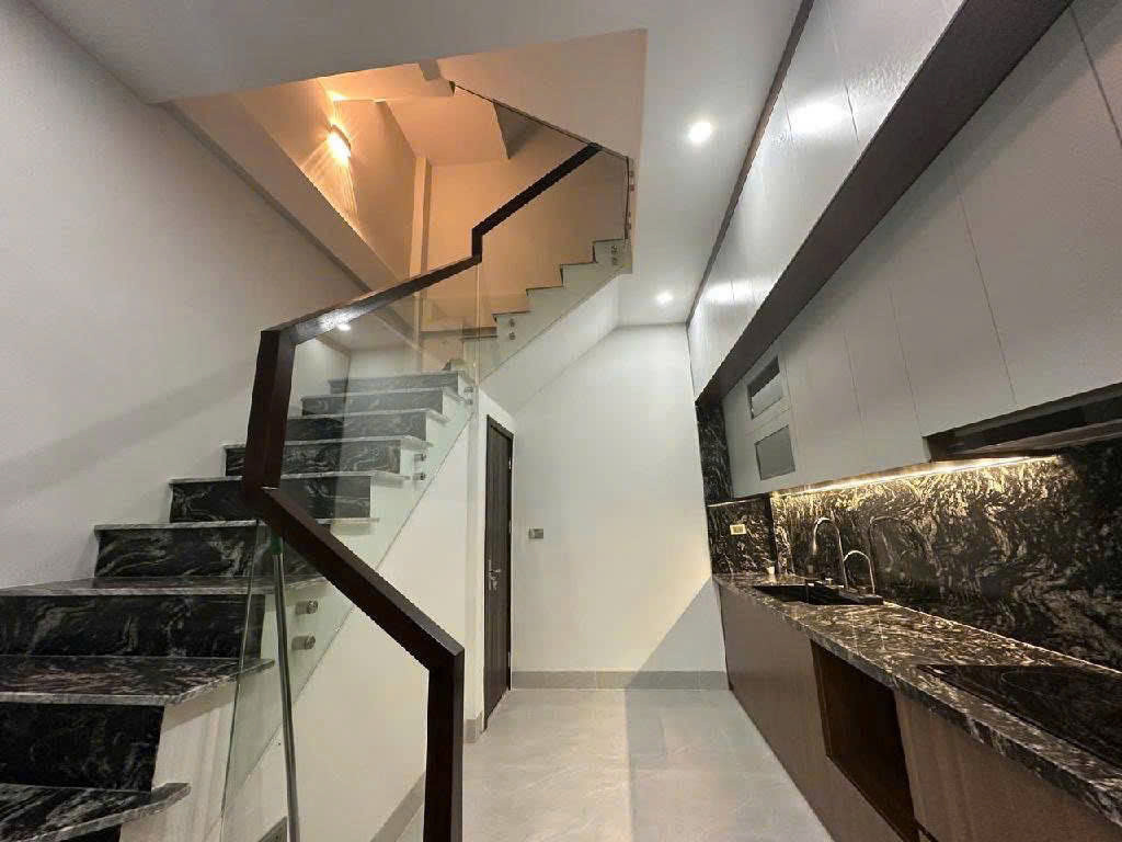 NHÀ MỚI ĐẸP CỰ KHỐI 35 m2 X  5 Tầng mặt tiền 3.5m, 6.5 tỷ Long Biên.