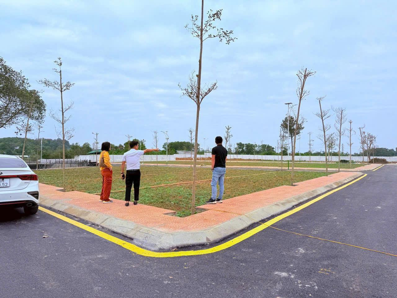 Cần bán gấp lô góc 98m2 đất, đứng ở đất nhìn thấy biển, lô góc, đường thông các ngả.
