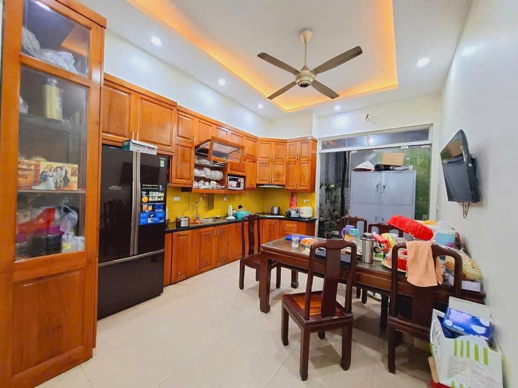 KHU PHÂN LÔ CÁN BỘ - Ô TÔ ĐỖ CỬA NGÀY ĐÊM - KINH DOANH HOẶC Ở ĐỀU ĐẸP LUNG LINH - NHÀ 2 THOÁNG VĨNH VIỄN - TRƯỚC SAU ĐỀU CÓ BAN CÔNG - SAU NHÀ CÓ SÂN RỘNG KHOẢNG 24M – Ô CHỜ THANG MÁY – 90M- 18 TỶ5