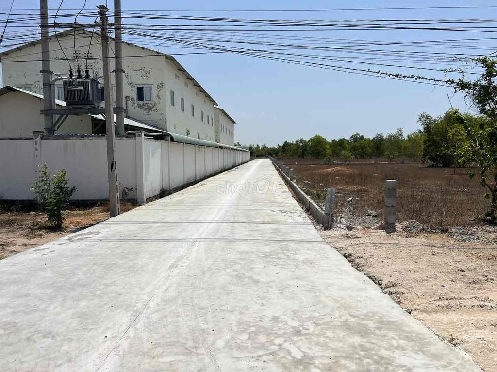 Bán lô đất có thổ cư mặt tiền đường 715 có sẵn thổ cư giá đáng đầu tư. LH: 0974090487