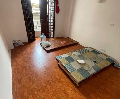 Cho thuê gấp căn nhà 3 tầng 1 tum, 38m2, tại ngõ Quỳnh, làng Quỳnh Lôi