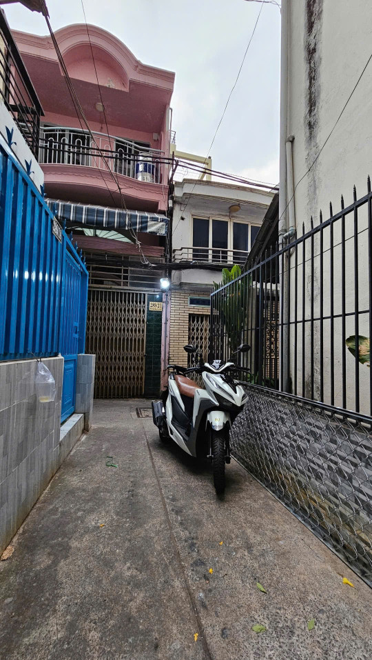 Cạnh Mặt tiền 15 m
TRUNG TÂM Q4 

DIỆN TÍCH ĐẤT 31,5 M2
HƠN 3 TỶ