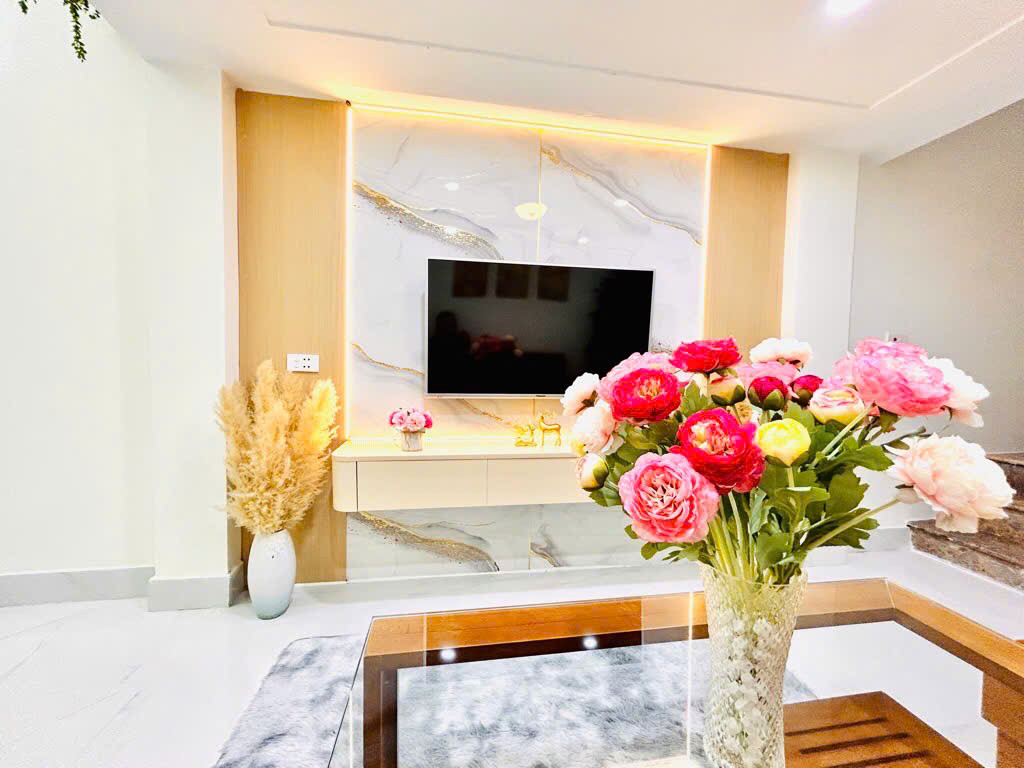 🏡🏡HIẾM CÓ KHÓ TÌM 
BÁN NHÀ MẶT PHỐ LÊ TRỰC BA ĐÌNH 
60 m2 x 4 Tầng 
VỊ TRÍ VÀNG ĐẮC ĐỊA 
TRUNG TÂM LÕI QUẬN BA ĐÌNH LÔ GÓC DÒNG TIỀN 50 TRIỆU / THÁNG - GIÁ 39 TỶ TL.