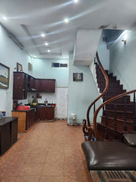 Cho thuê nhà ngõ Tôn Thất Tùng 15m ra Phố 4 tầng x 40m2, 4 ngủ, 15 Triệu