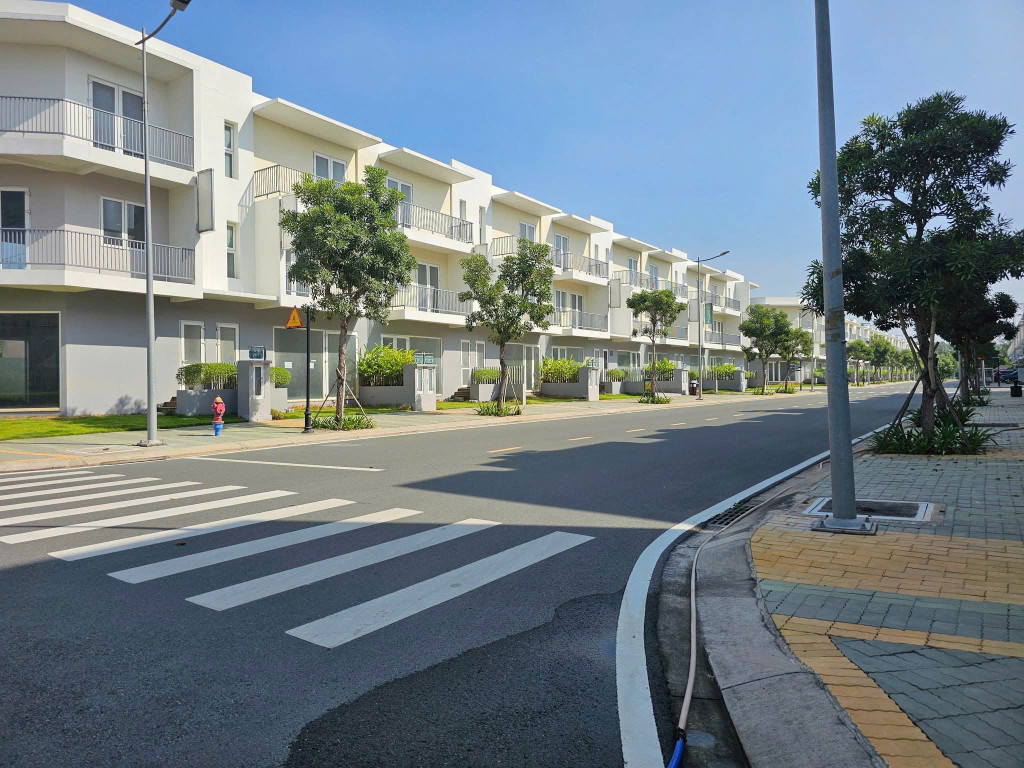 BDS HVL Dragon Village: Nhà Phố KD Mặt Tiền - 225m² Sàn - Giá Tốt!