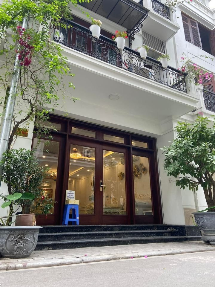Bán nhà phố Hồng Tiến, gần cầu Chương Dương, 35m2, 4 tầng, lôgóc, gần phố, cách oto 2m, giá 6.78 tỷ