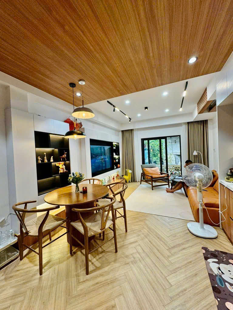 Bán Biệt Thự Tây Hồ, 6 Tầng Thang Máy, Nội Thất VIP, 11.8 tỷ