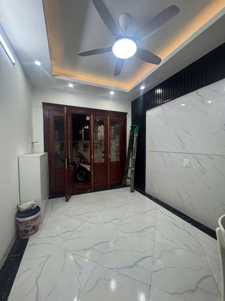 Nhà Quận Tây Hồ, diện tích 32m2, xây 5 tầng, trước nhà rộng hơn 3m, sổ đỏ pháp lý đầy đủ.  full nội thất. giá hơn 5 tỷ
