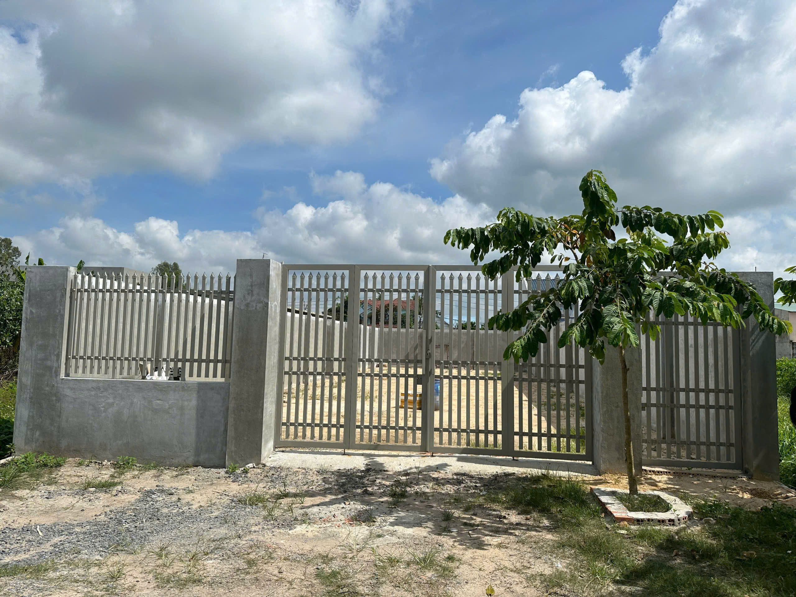 Siêu phẩm ! Bán gấp lô đất 320m2 - Sổ hồng riêng - ở gần KCN Linh Trung 3 , An Tịnh , Trảng Bàng 
Ngang 10m --- giá chỉ 750 triệu ( còn thương lượng )