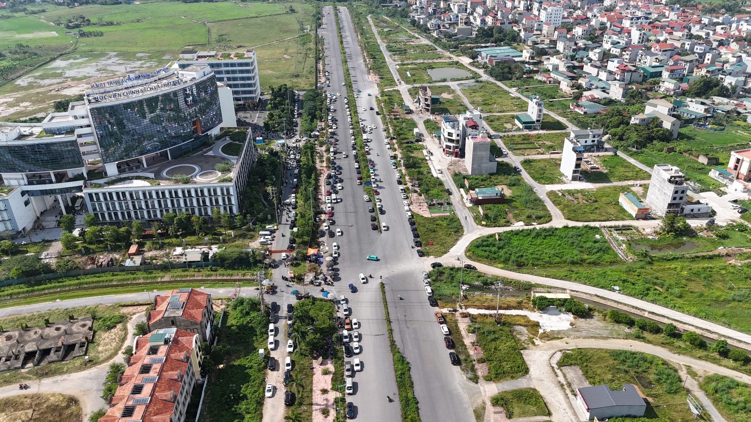 Bán siêu phẩm 58,6m đối diện trường Đại Học - 18 Tòa chung cư - Đường liên khu 8