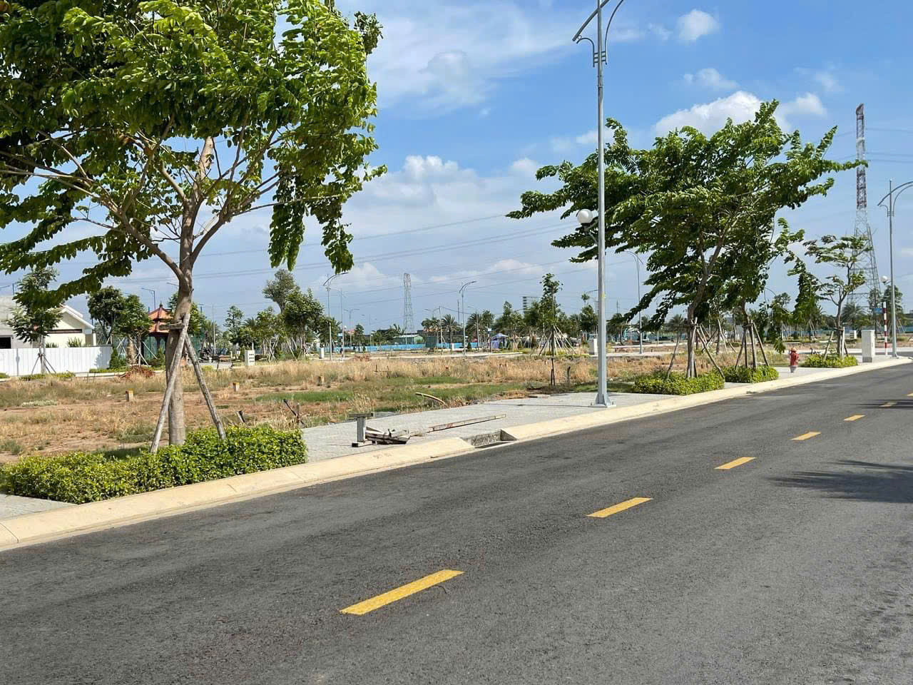 CẦN THANH LÝ NGAY LÔ GÓC 2 MẶT TIỀN ĐƯỜNG KẾ BÊN ĐẠI LỘ BẮC SƠN LONG THÀNH