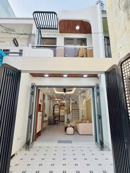 Bán nhà ở trực đường ÂU CƠ, Giá 2 tyr900tr. DT 60m2, hẻm 6m, HĐ thuê 17tr/th. Sổ Hồng Riêng