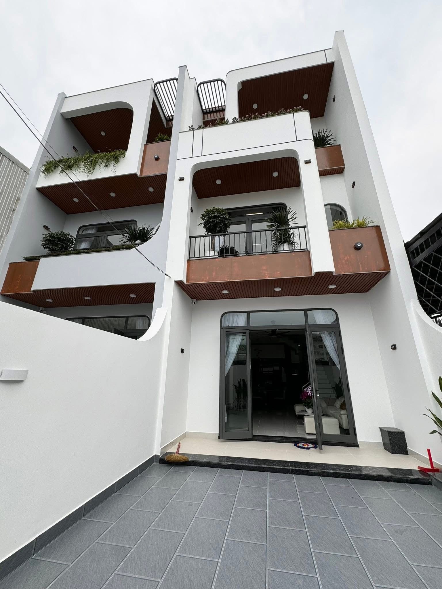 Bán nhà kiệt oto Âu cơ bên cạnh chợ Hoà Khánh Đà Nẵng.