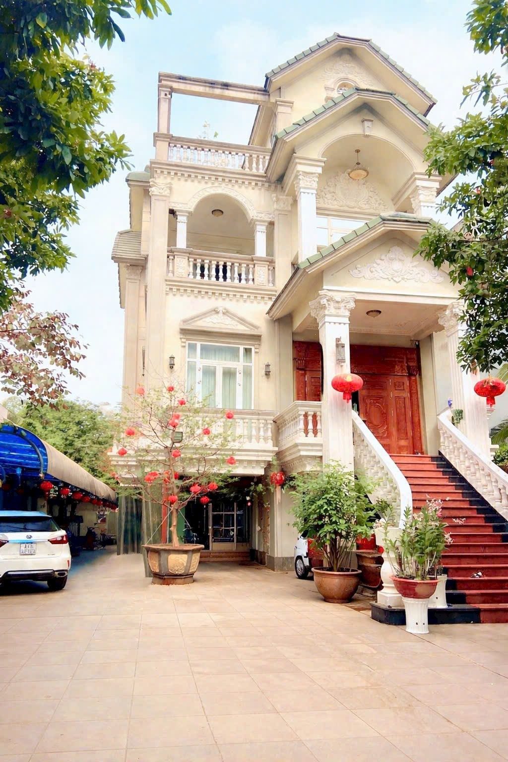 NHỈNH 80T - BIỆT THỰ MẶT TIỀN CAO CẤP - ÂU CƠ,LẠC LONG QUÂN ,BÀU CÁT
- DIỆN TÍCH LỚN GẦN 1000M2 - 5 TẦNG + SÂN VƯỜN ĐẲNG CẤP GIỮA TRUG TÂM SÀI GÒN
- NỞ HẬU ĐẸP - NỘI THẤT SANG CHẢNH -CÓ THANG MÁY 
LH : 0902 106 911