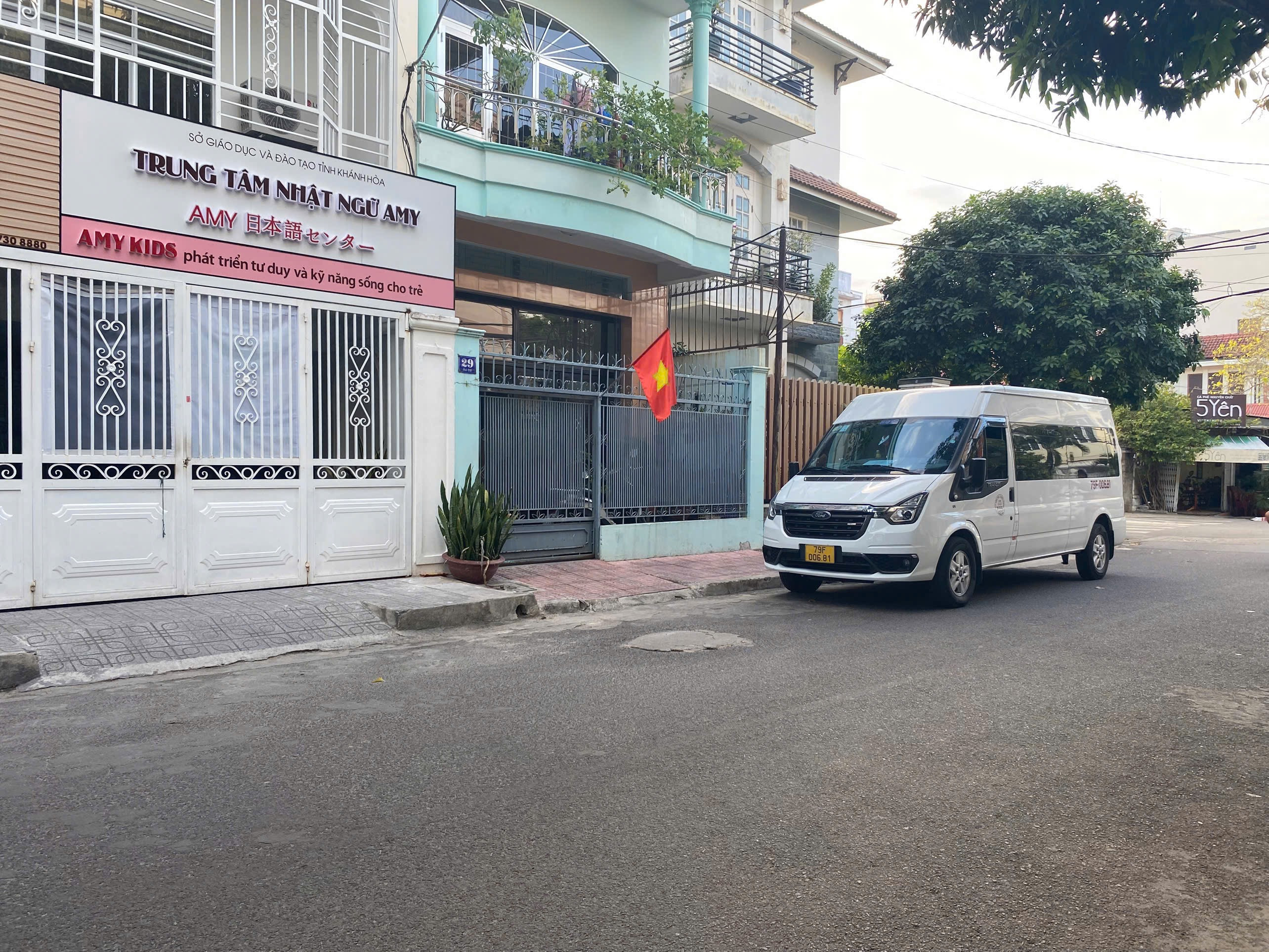 nhà 2 tầng mặt tiền đường Âu Cơ - Nha Trang
• Diện tích: 57,2m2,  ngang 3.4 m
• Nhà 2 tầng, công năng: 3 phòng ngủ, 2 toilet, khách, bếp, sân để xe, sân thượng trồng cây ....
• Đường hiện trạng 16m, cách đường Nguyễn Trãi 100m