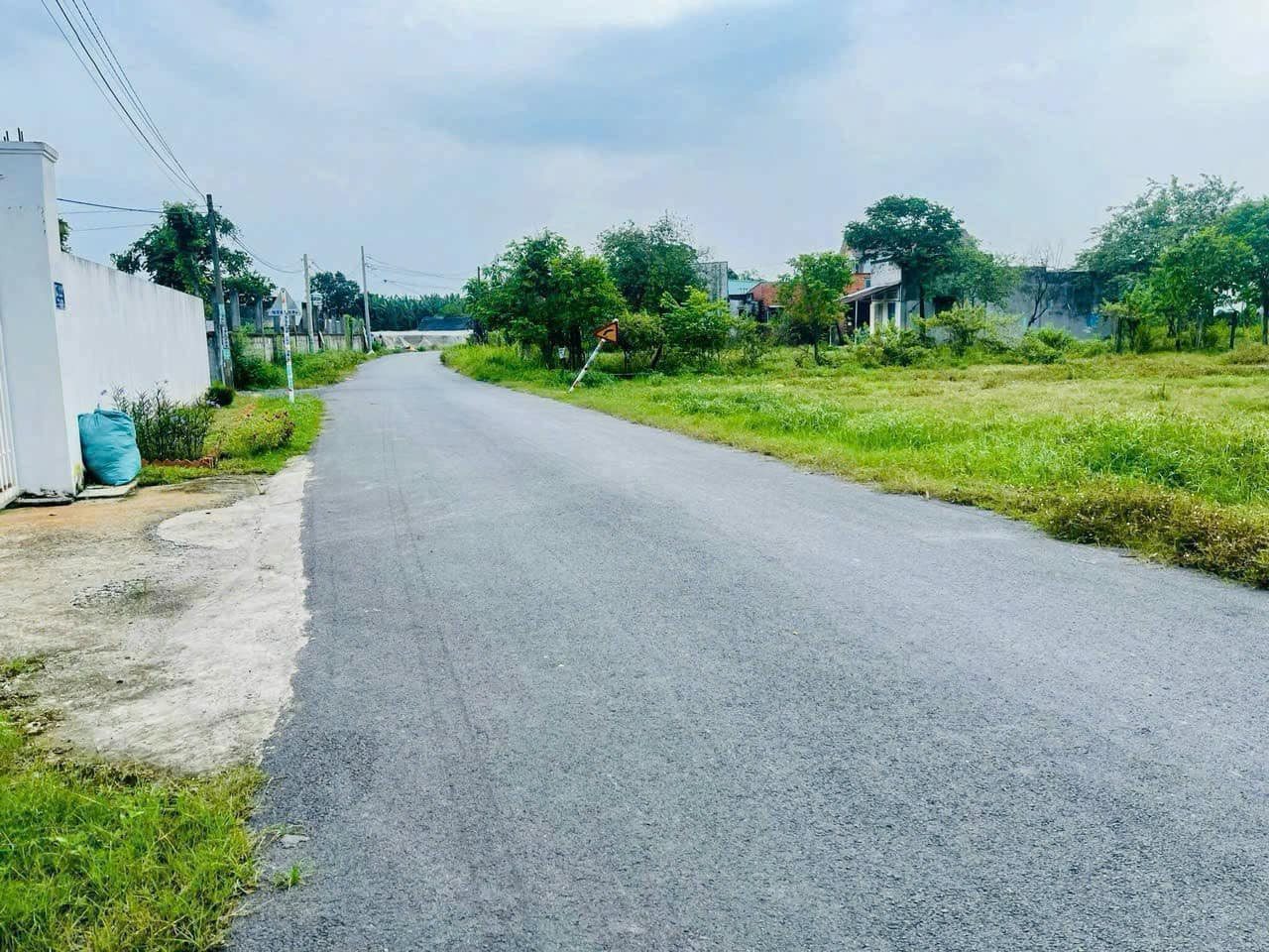 0909 044 186 .Bán đất 300m² có sẵn 100m² thổ cư ngang 5m giá 680 triệu tại Quốc lộ 14 Phường Đồng Xoài