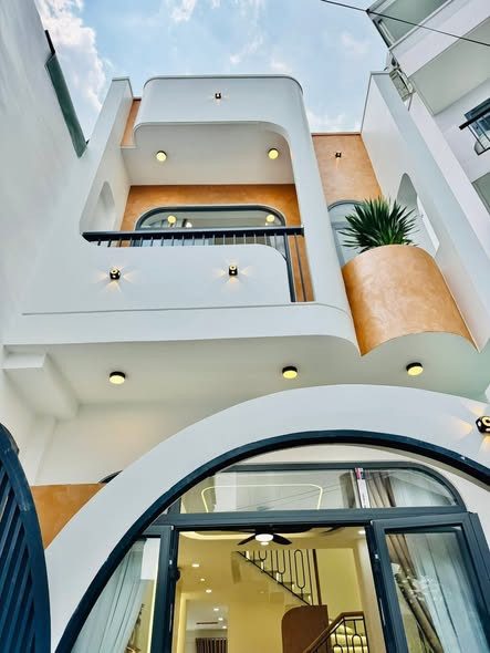 Bán nhà với giá trị rẻ so với khu vực Giá 3 ty300tr ở Bà Triệu, Q5. DT 80m2, hẻm 6m, hđ thuê 23tr/tháng. Sổ Hồng Riêng