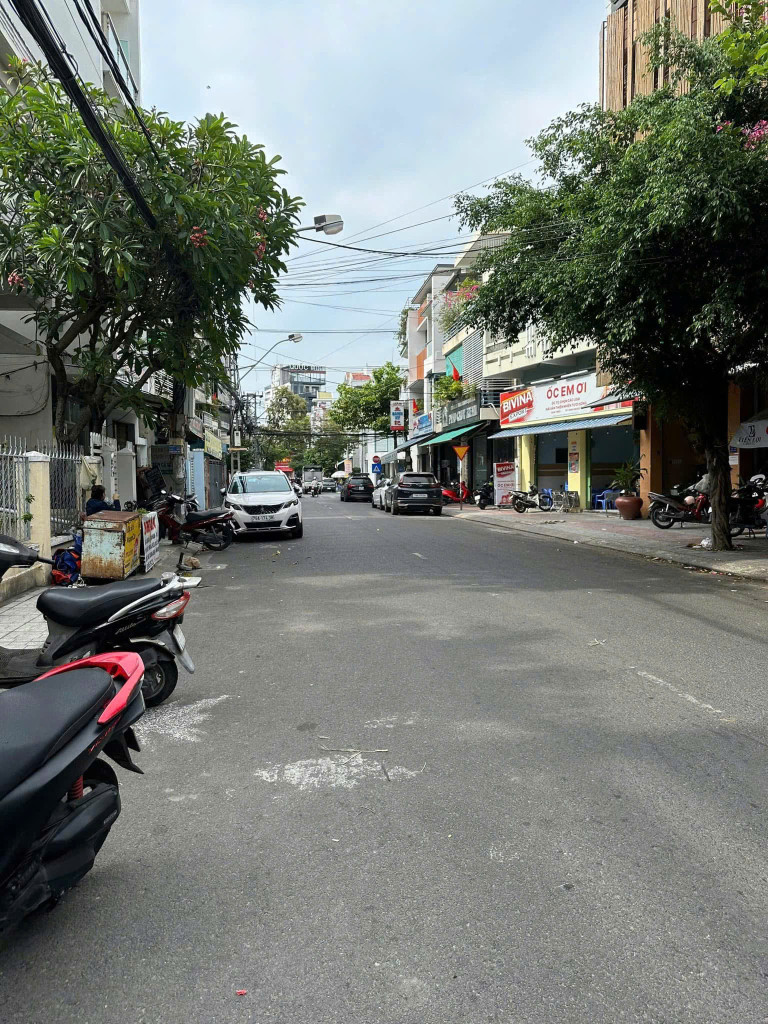 Cần bán 2 căn nhà mặt tiền đường Bà Triệu - Nha Trang dt 202m2 bán: 27 tỷ Liên hệ: phạm hải