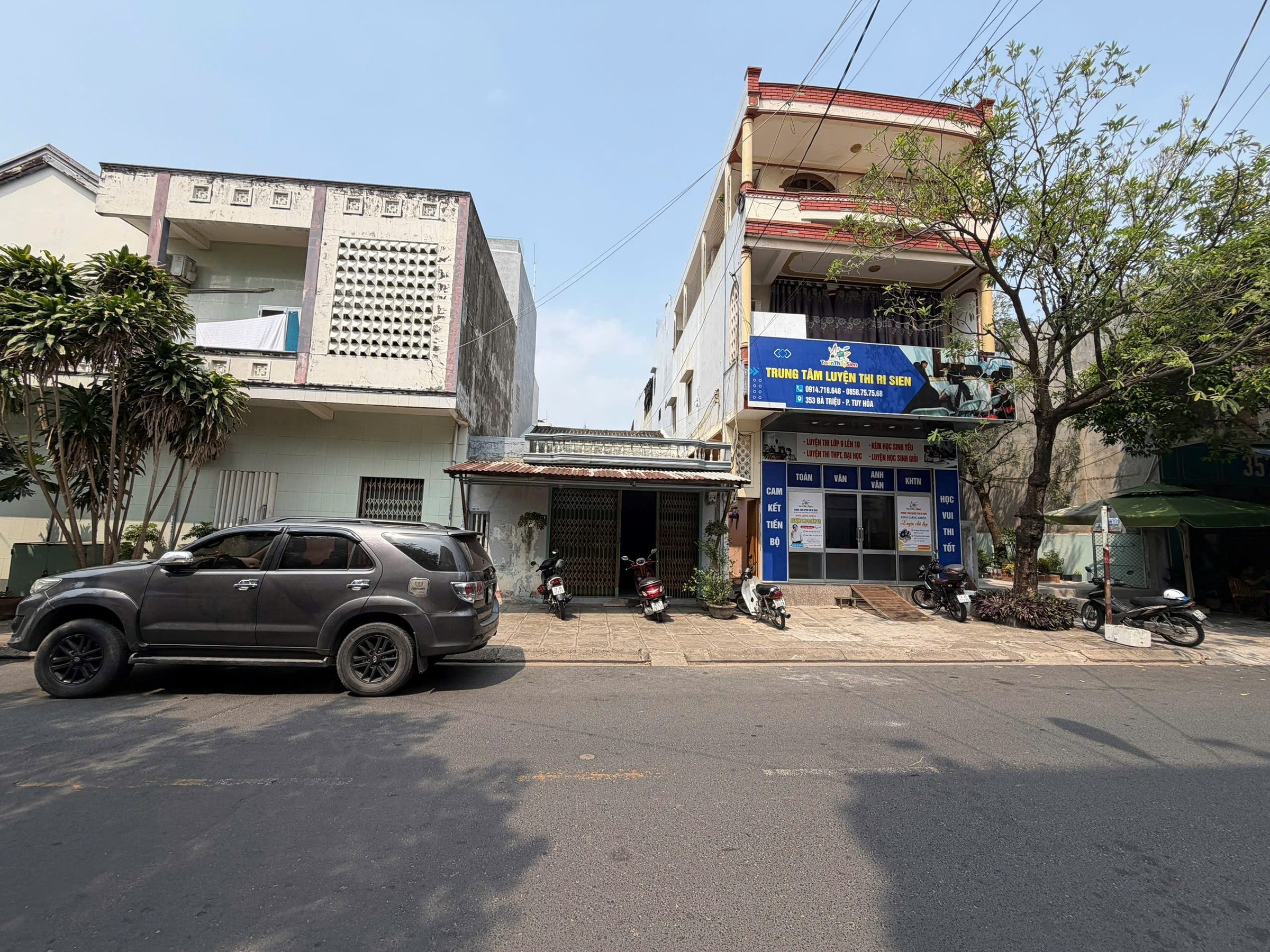 •Bán Nhà C4 Đường Bà Triệu, Phường Tuy Hòa,đắk Lắk
•  Diện tích đất: 96,0 m². Sử dụng riêng 100%.
•  Hiện trạng: Nhà cấp 4,xây năm 1995. Kết cấu tường gạch, mái ngói, gác ván, nền ceramic + xi măng.
•  Pháp lý: Sổ hồng chính chủ, đất ở tại đô thị, thời