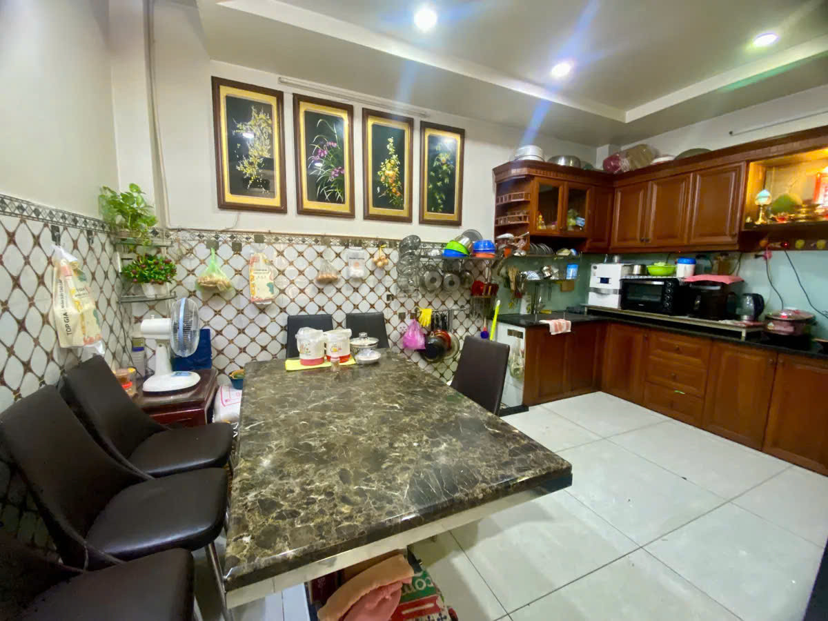 MT thụt, ô tô ngủ nhà, 4 tầng & 1 kho 180m2, Bắc Hải Q10, chủ kẹt vốn BÁN GẤP