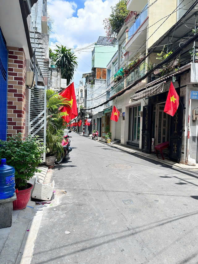 GIÁ MỀM NHẤT QUẬN TÂN BÌNH :  (P.9) Tân Trang 3.5 tỷ - Nhà 3 tầng – Hẻm xe hơi thông thoáng – P.9, Q.Tân Bình (Gần Tân Trang – Lý Thường Kiệt) - Diện tích: 3.9m x 7m -Kết cấu: 1 trệt, 1 lầu, 1 lửng - TEL : 077 888 5818 CHUYÊN BĐS SÀI GÒN