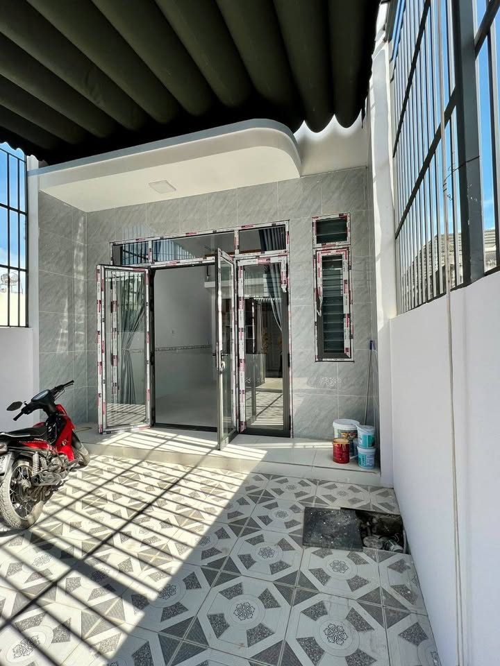 HẠ GIÁ 100 TRIỆU BÁN GẤP CĂN NHÀ KHU VỰC TÂN UYÊN -UYÊN HƯNG ĐỂ GIA ĐÌNH VỀ QUÊ