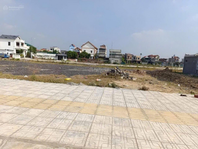 cần bán lô đất KĐT Tân Thành, Bình Dương, Đông Triều, QN, dt 330m, mặt tiền 15m sát UBND tx Đông Triều, cổng tỉnh, khu dân cư đông. Các sát quốc lộ 188. Gjao thộng thuận lợi. Giá bán 35t/m (có gia lộc).