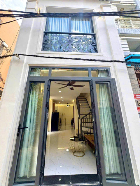 Bán gấp nhà giúp chủ xoay vốn giá 3,6 tỷ nhà đẹp, SHR, gần chợ, LH 0902958672