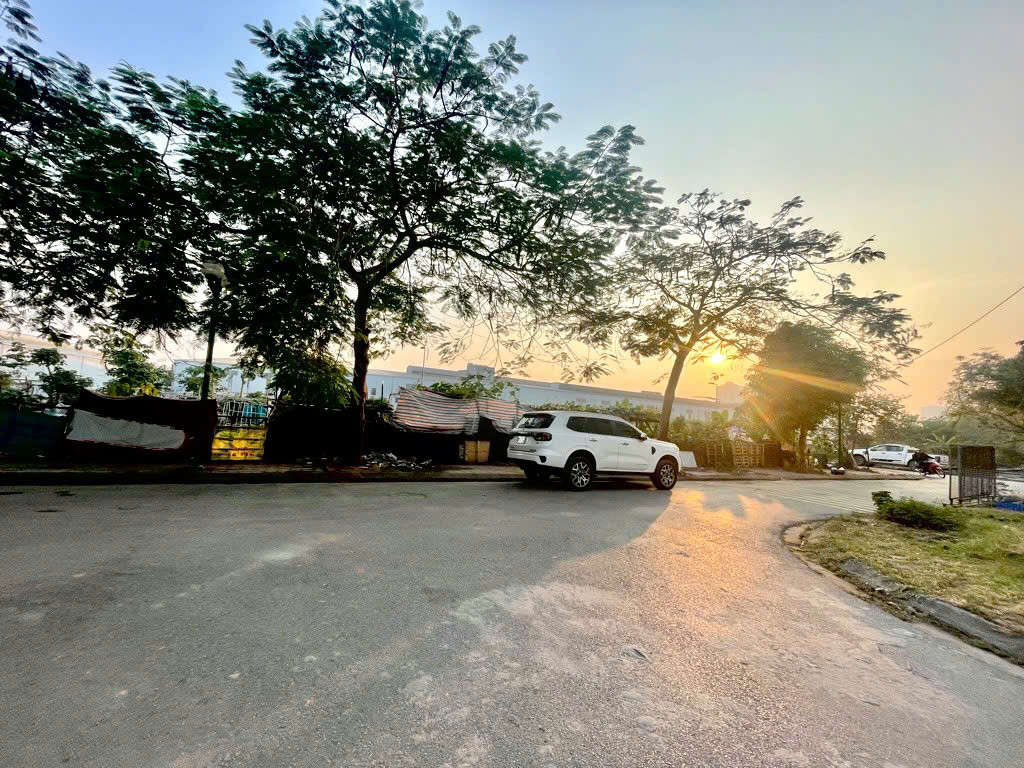 Khu đất dịch vụ Tây Nam Linh Đàm, đường ô tô tránh nhau, có vỉa hè rộng, kinh doanh sầm uất,