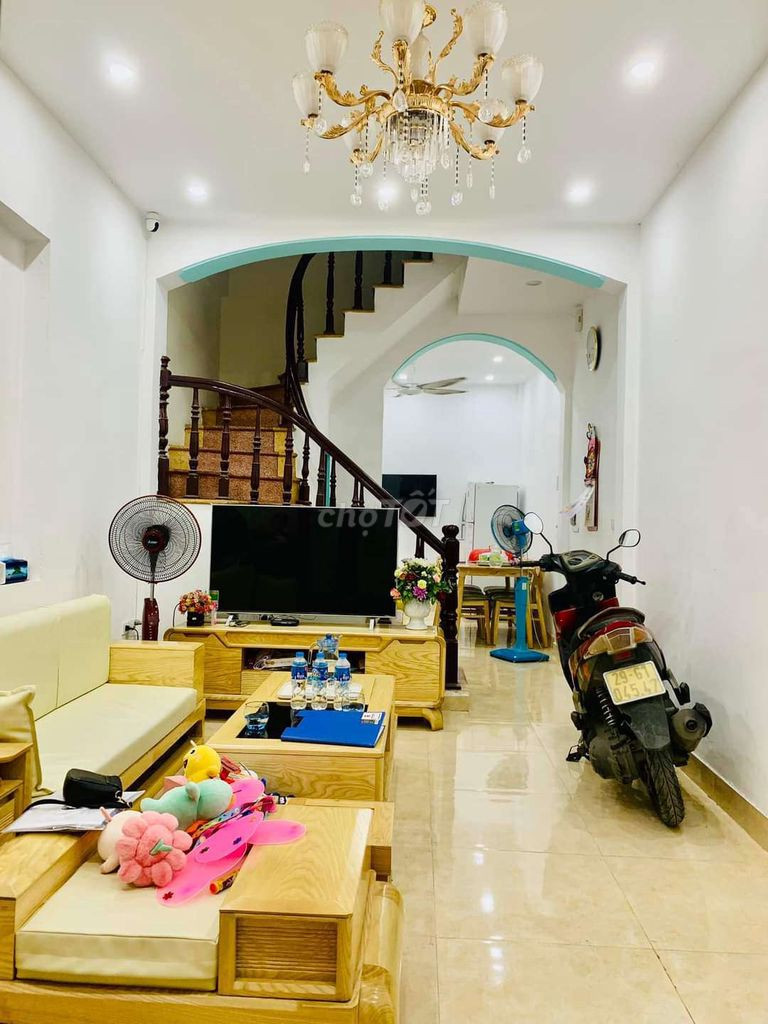 Cho thuê nhà nguyên căn 4 tầng tại ngõ 25 Phố Bằng Liệt, Hoàng Mai, diện tích sd 136m, 4 phòng ngủ