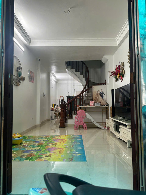 Cho thuê nhà ngõ 26 Bằng Liệt 5 tầng x 45m2, 5 ngủ, 15 Triệu, 3m ra mặt phố