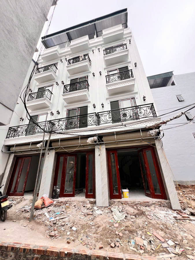 NHÀ MỚI Ở LUÔN Ô TÔ ĐỖ CỬA Bát Khối 30 m2,5 tầng, mặt tiền 3.4m,6.3 tỷ Long Biên.