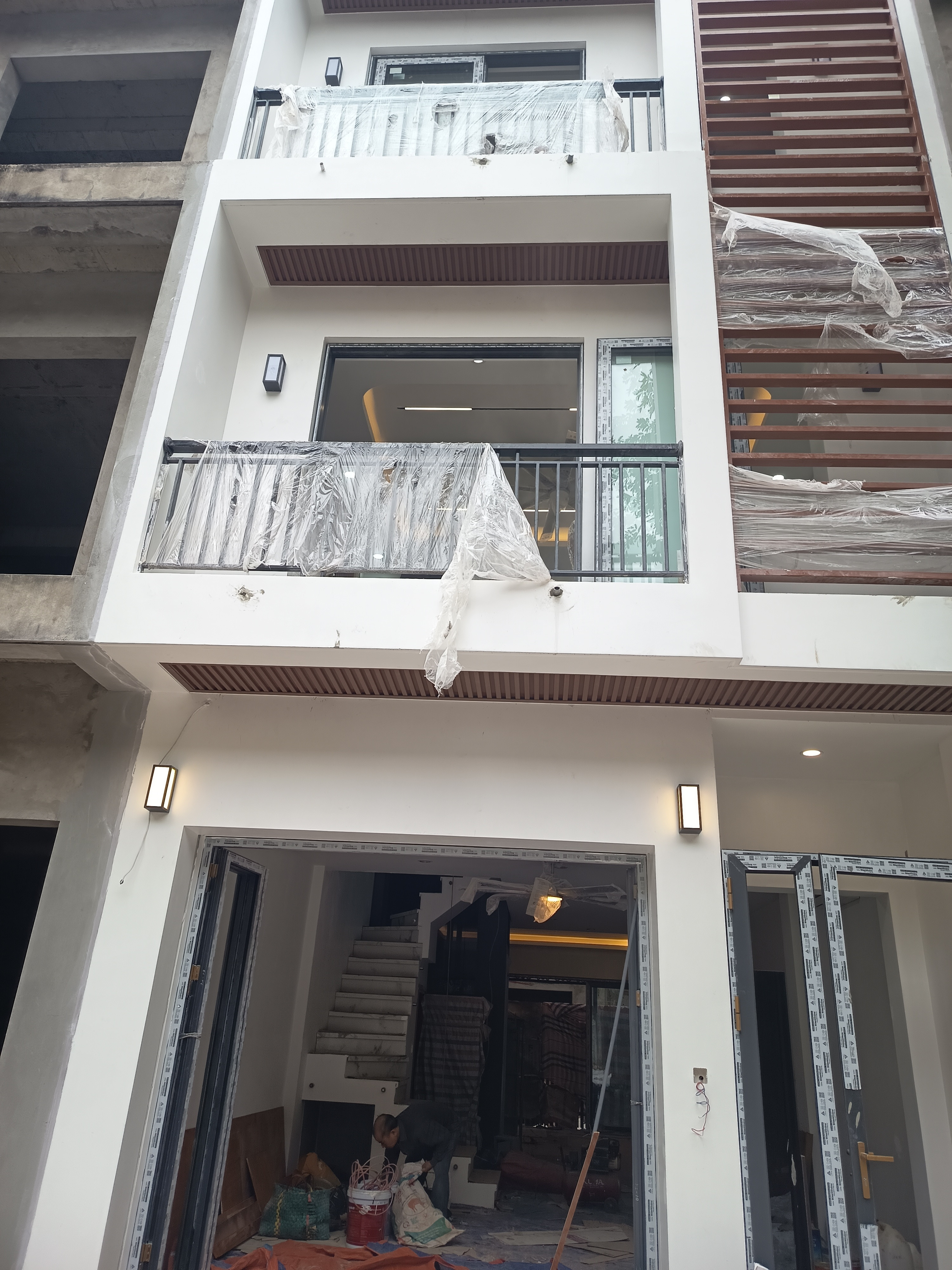 𝗖𝗵𝗶́𝗻𝗵 𝗰𝗵𝘂̉ 𝗴𝘂̛̉𝗶 𝗯𝗮́𝗻 𝗡𝗛𝗔̀ 𝗣𝗛𝗢̂́ 𝗟𝗜𝗘̂̀𝗡 𝗞𝗘̂̀ 𝗴𝗶𝗮́ 𝘁𝗼̂́𝘁 𝗻𝗵𝗶̉𝗻𝗵 𝟭𝟰 𝘁ỷ.
🏡 Vị trí: Khu liền kề Vạn Tuế
🏡 Diện tích: 80 m² (mặt tiền rộng – thiết kế hợp lý)
🏡 Nhà liền kề xây kiên cố, phong cách hiện đại
🏡Hướng tốt, đón gió và ánh sáng tự nhiên
🏡Gần trư