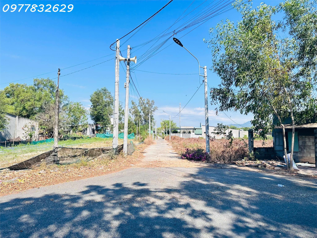 ĐẤT HOT! 900 triệu lô đất 5m x 40m thổ cư Lô 2 Nguyễn Chí Thanh, Tân Bình, thị xã LaGi Sổ riêng