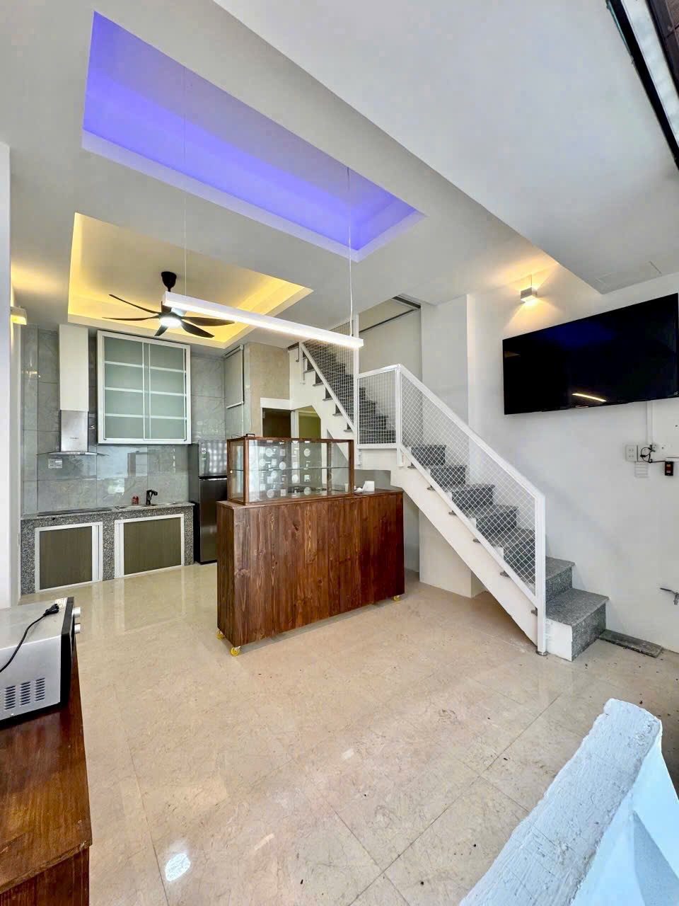 👉 HÀNG HIẾM PHỐ TÂY — ĐƯỜNG BIỆT THỰ
Nhà cách đường chính Biệt Thự chỉ 1 căn, vị trí trung tâm du lịch, đi bộ vài phút ra biển. 
- Diện tích: 23m2. Dt sử dụng: 60m2. Ngang 4m - Hướng Tây Nam