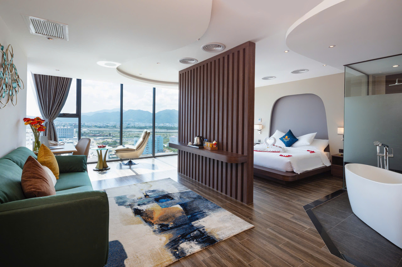 Chuyển nhượng KHÁCH SẠN 3 sao mặt tiền đường BIỆT THỰ  Phố Tây TP Nha Trang Diện tích 142m2 Giá bán : 80 tỷ ( bớt lộc ) 
Vui lòng liên hệ : e Bích