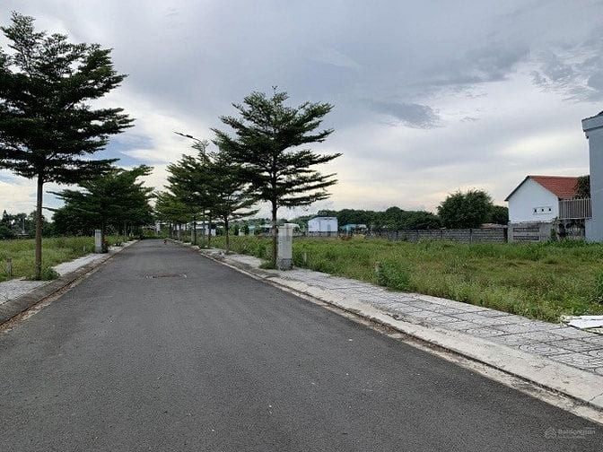 Bán gấp đất ngay MT đường, gần chợ đầu mối Thủ Đức , vị trí đẹp ,giá chỉ 2 Tỷ 350