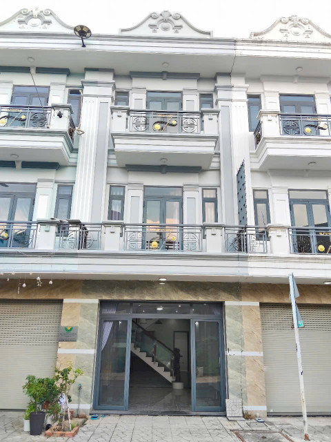 GIA ĐÌNH TÔI SANG MỸ ĐỊNH CƯ NÊN CẦN BÁN GẤP CĂN NHÀ PHỐ KINH DOANH HAY CHO THUÊ KHAI THÁC DÒNG TIỀN ĐỀU ĐƯỢC.