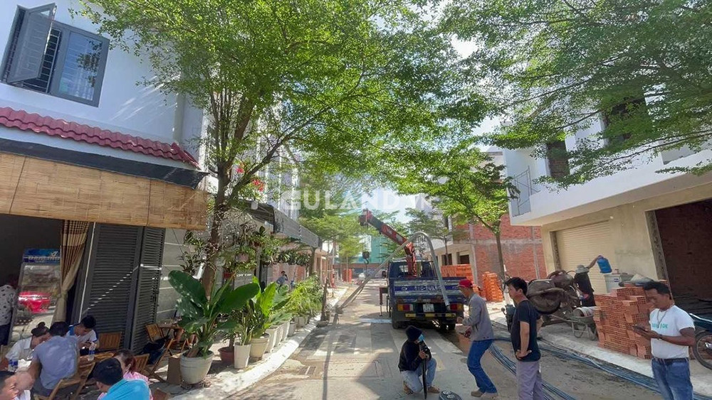 Nhà phố 3 tầng đối diện chợ Phú Phong, mới 100%, giá rẻ