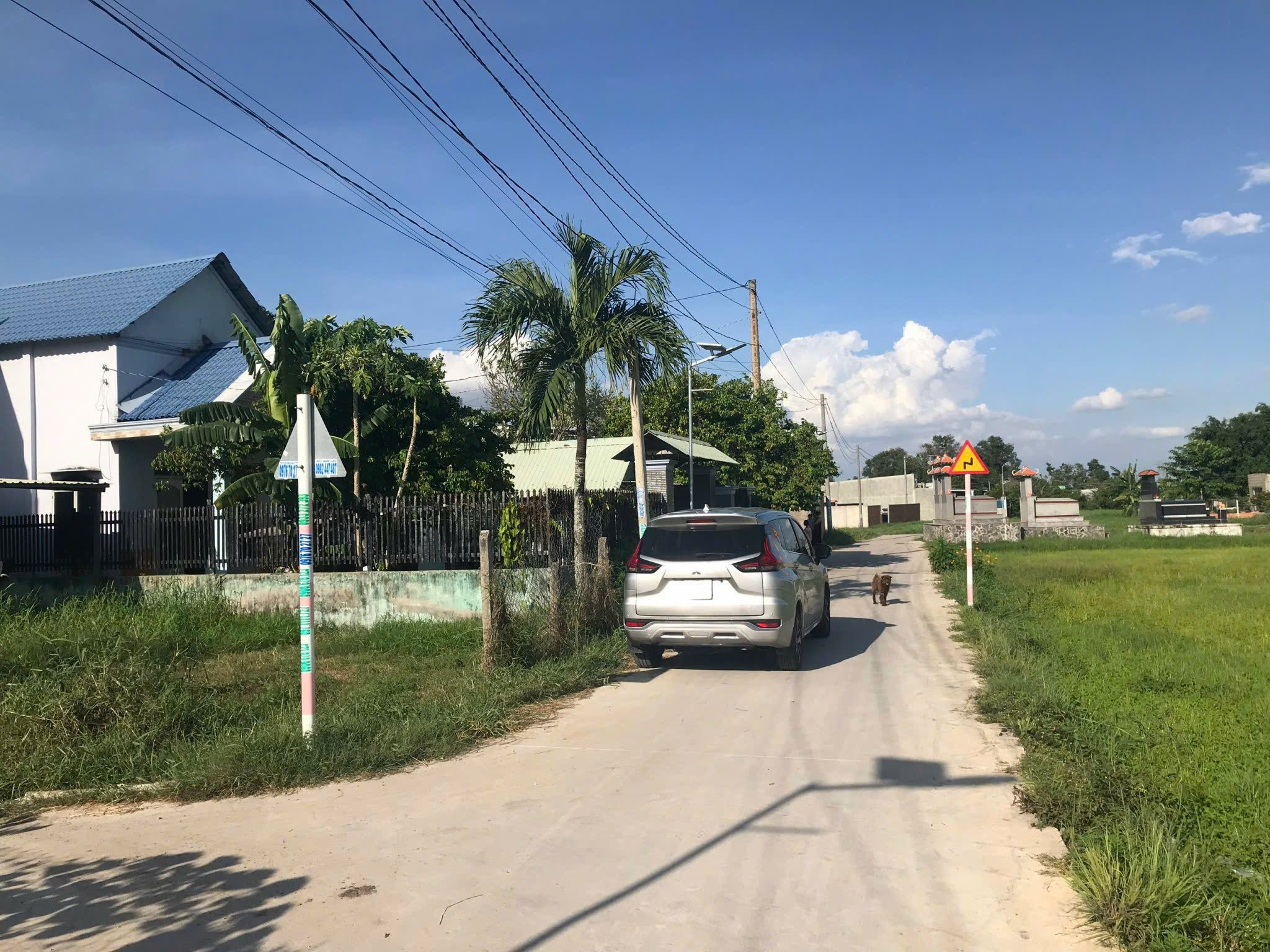 Cần bán 310m² có 150m² thổ cư tại ấp Bình hữu 2 xã Đức Hòa thượng. Tỉnh long an. Trên sẵn có căn nhà 2 tầng dọn vào ở ngay