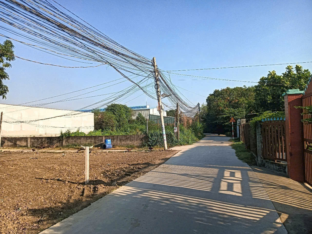 300m2 đất thổ hẻm ấp Bình Tả 2, xã Đức Hòa Hạ góc 2 mặt tiền đường beton giá 2,4 tỷ