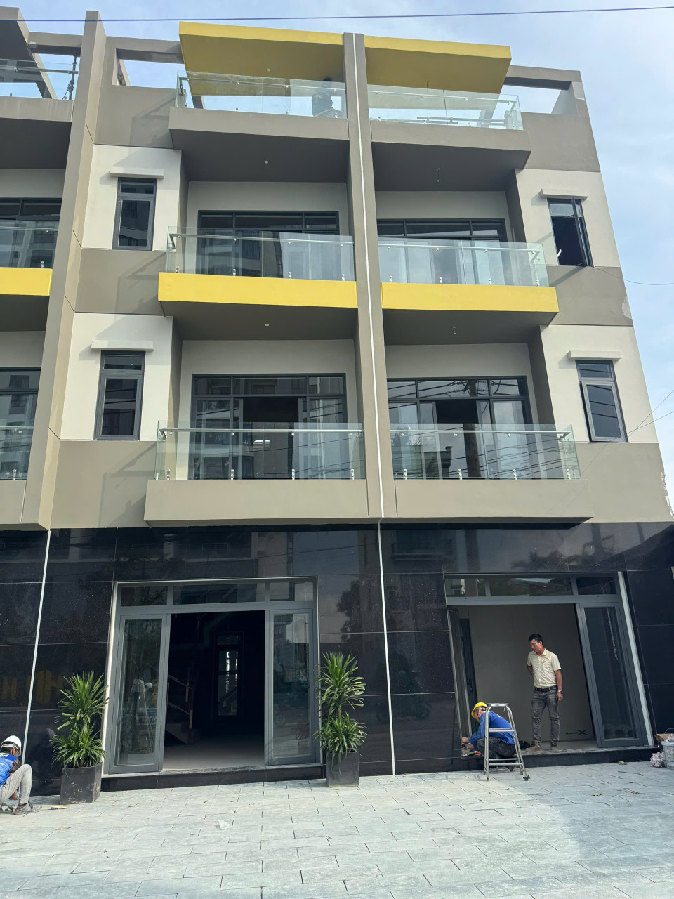 Bán nhà phố liền kề Dĩ An, 1 trệt, 2 lầu ST, ngang 6m, đường trước nhà 13m, tiện kinh doanh