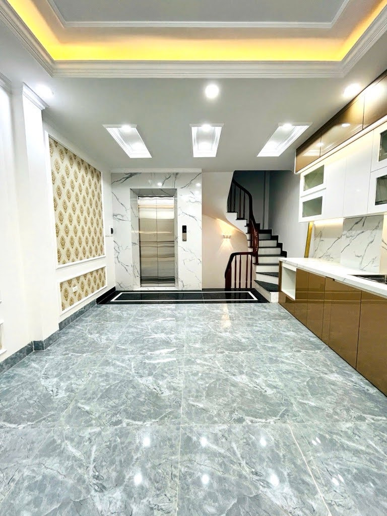 BÁN NHÀ 5 TẦNG GIÁP BÁT - HOÀNG MAI - 41M2-THANG MÁY - 7.x TỶ - SỔ ĐỎ CHCH