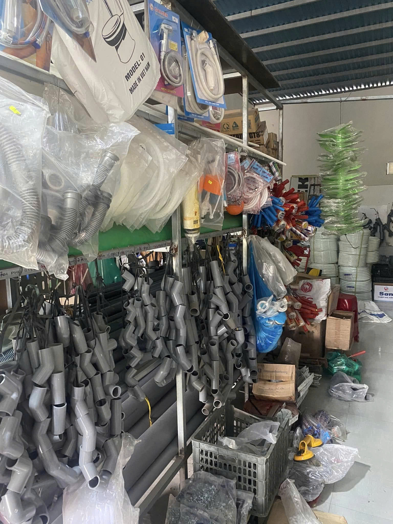 CẦN SANG NHƯỢNG TOÀN BỘ VẬT TƯ & TỦ KỆ CỬA HÀNG ĐIỆN NƯỚC