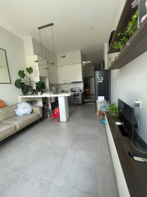 Bán nhà Xây Dựng Kiên Cố Đường Lớn  Nhà Rộng Thoáng mát