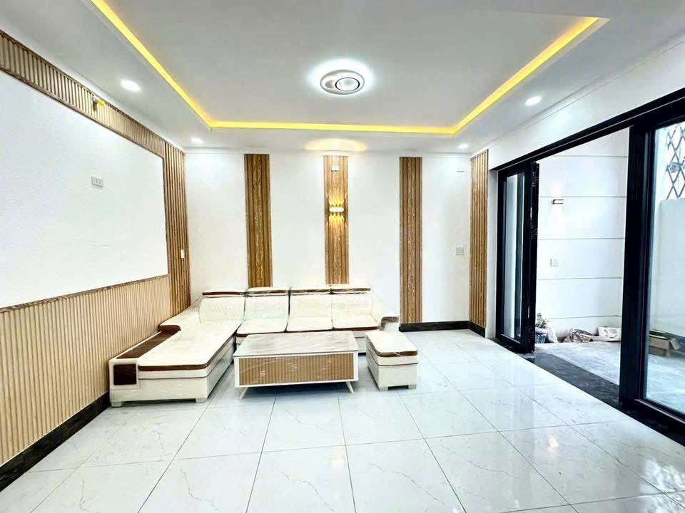 Nhà Cổng Sau Công Ty Pouchen, Cách Đường Trục Chính Chỉ 1 Xẹt