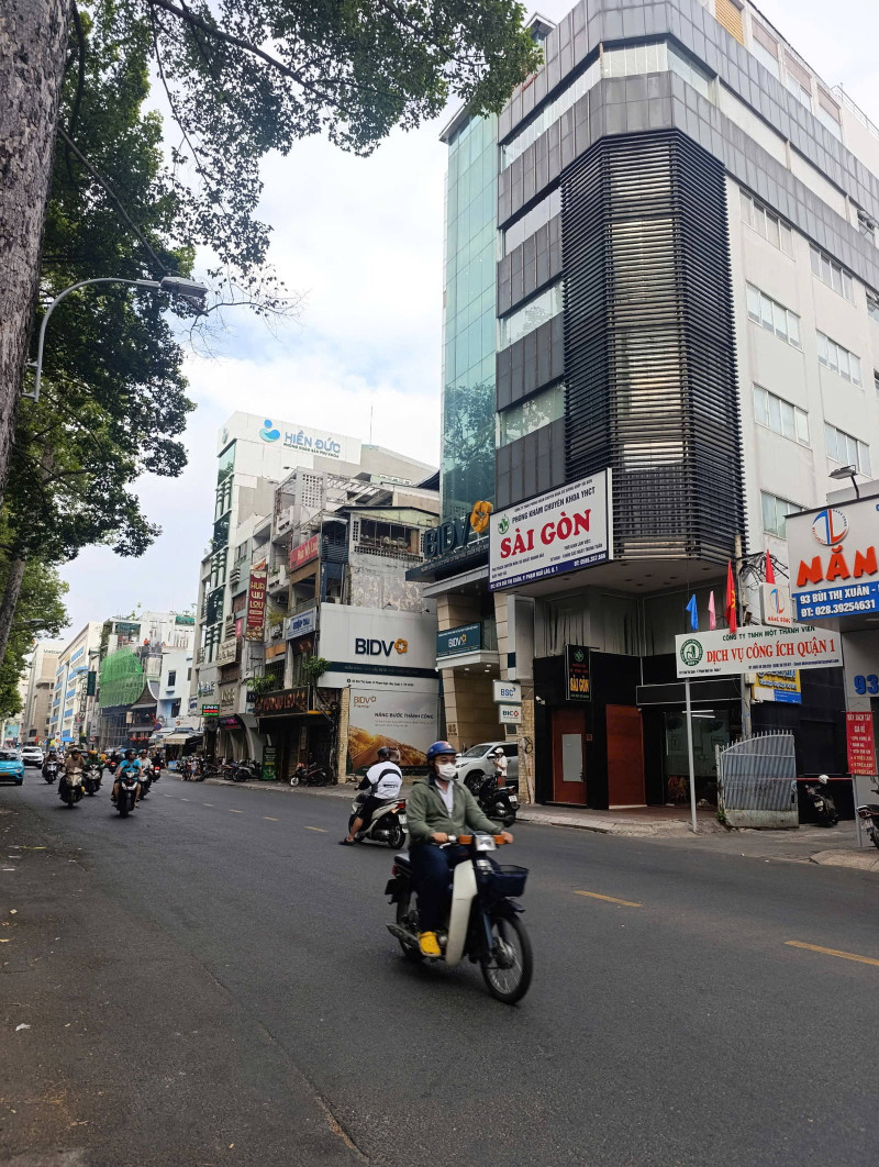 HÀNG HOT QUẬN 1- Bùi Thị Xuân 77 tỷ Quận 1 Hồ Chí Minh- Diện tích: 6m x 27m. Công nhận 127m2. - Kết cấu: 1 Hầm + 7 lầu.- HĐ Thuê 200 triệu/tháng.