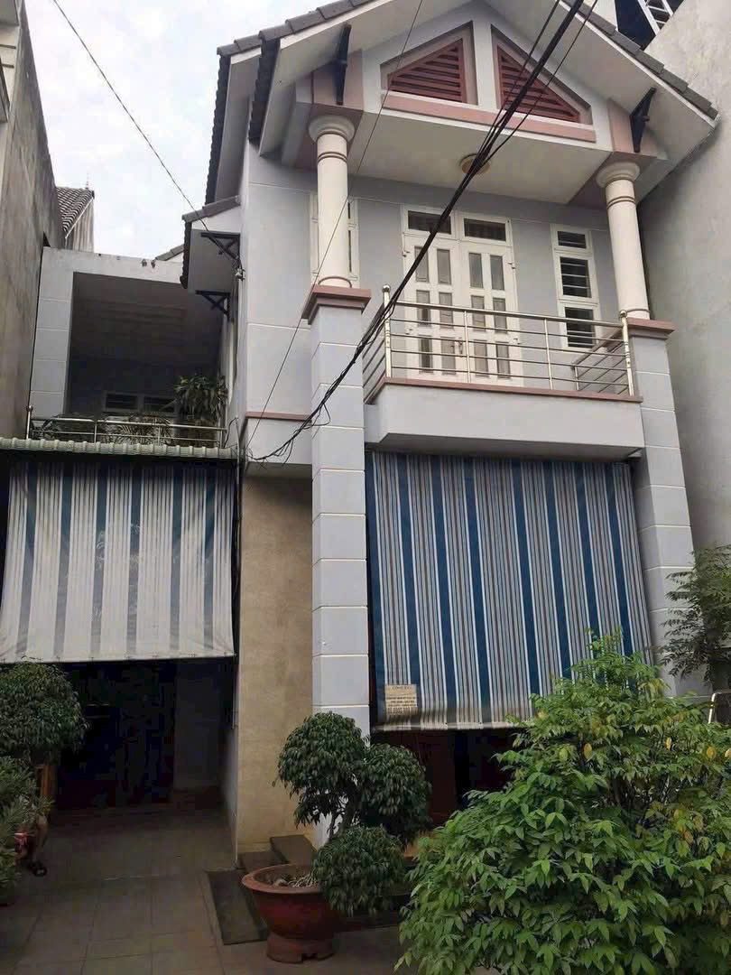 🏡 BÁN NHÀ 2 MẶT TIỀN + 9 PHÒNG TRỌ – Bùi Văn Hòa, Biên Hòa
	•	Nhà 1 trệt 1 lầu, mặt tiền đường lớn.
	•	Sau nhà có 9 phòng trọ, thu nhập ~10 triệu/tháng.
	•	DT: 7 x 60m (420m²), 200m² thổ cư.
	•	2 mặt tiền trước – sau, sổ riêng, pháp lý sạch.

💰 Giá: