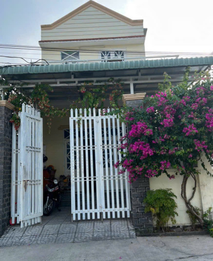 Do nhu cầu chuyển công tác nên em cần bán lại căn nhà tại Khu Vạn Hạnh, thị xã Phú Mỹ.